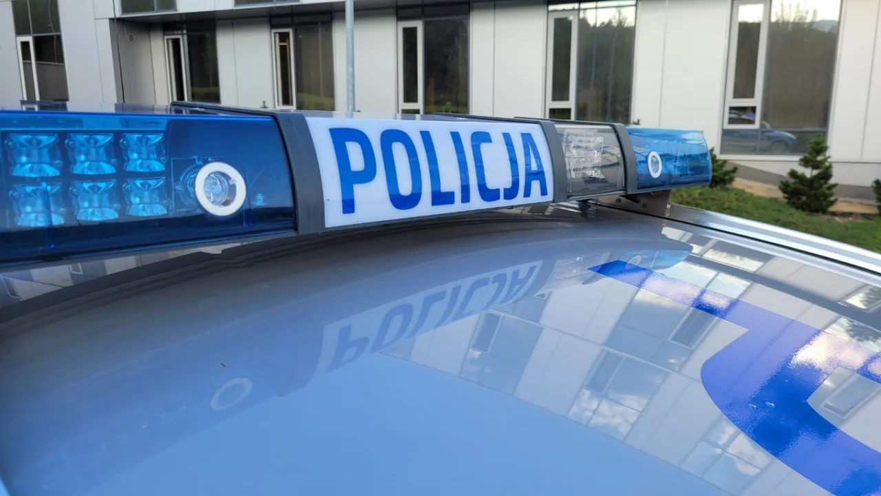 Nietrzeźwy kierowca z zakazem uciekał przed policją w Bystrej – pościg zakończył się kolizją