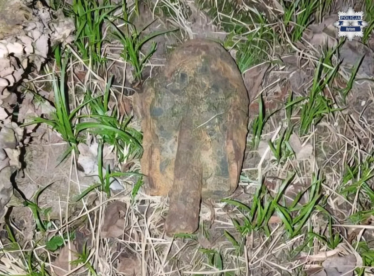 Niebezpieczne znalezisko w Miechowicach: policja zabezpiecza artyleryjski pocisk z czasów II wojny światowej / fot.: KPP Bytom