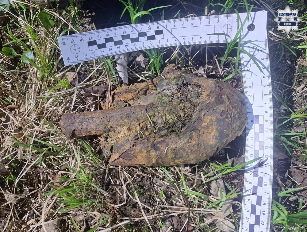 Niebezpieczne znalezisko w Miechowicach: policja zabezpiecza artyleryjski pocisk z czasów II wojny światowej