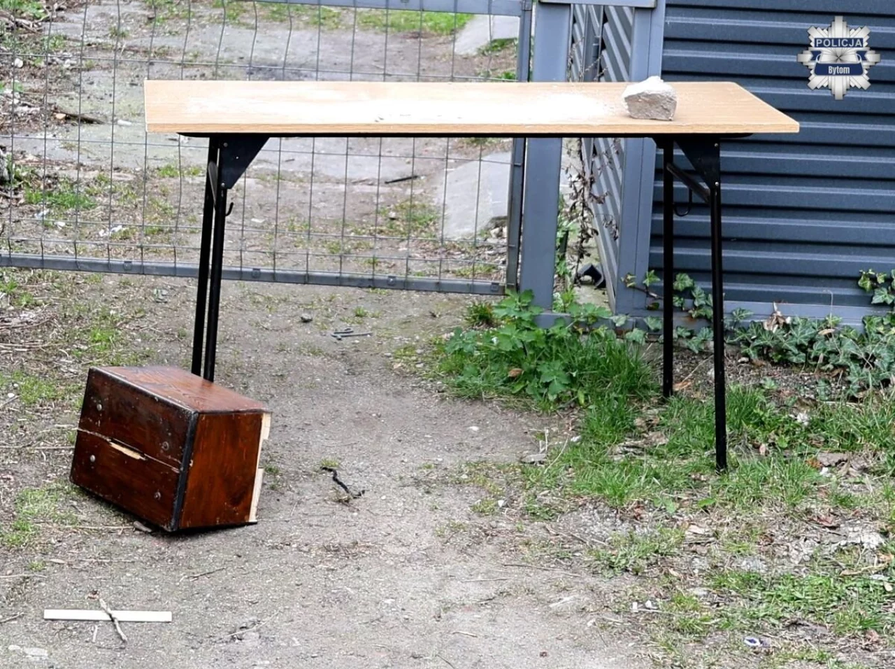 Ukradł skarbonę… razem ze stołem – nietypowa kradzież w Bytomiu / fot.: KPP Bytom