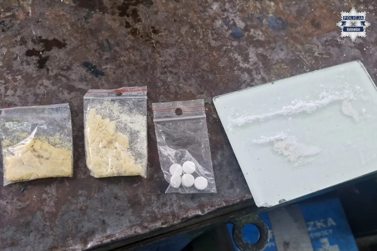 Piekary Śląskie: policja ujawnia duży arsenał narkotyków – zatrzymano dwóch mężczyzn / fot.: KPP Katowice