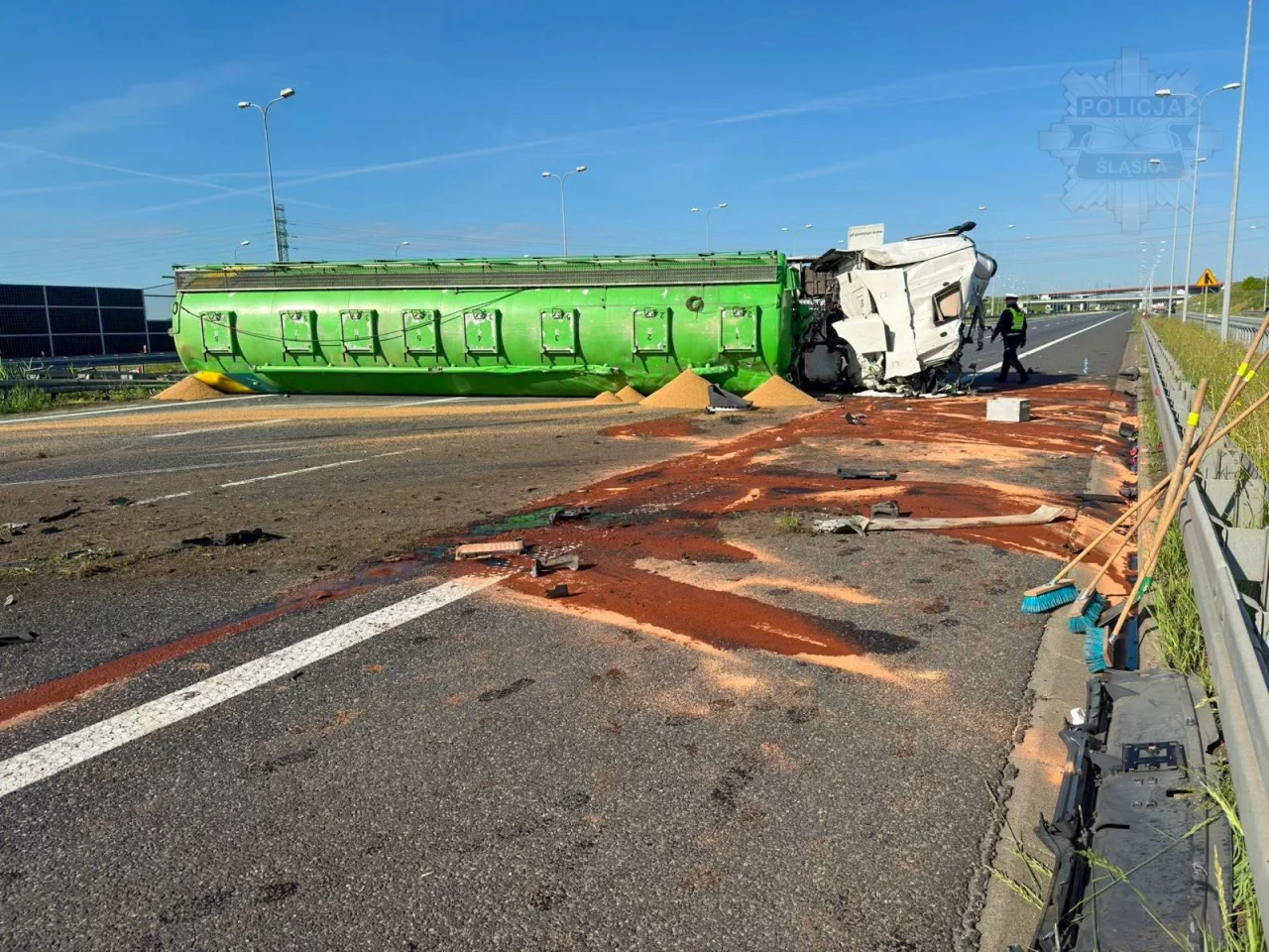 Zablokowana A4 w Gliwicach - przewrócił się samochód ciężarowy / fot.: KPP Śląsk