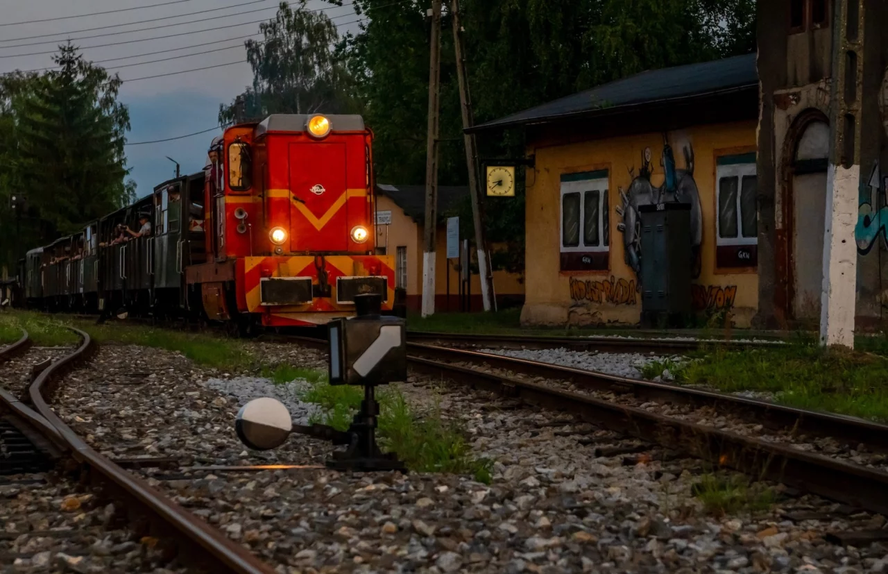 Lokomotywa Górnośląskich Kolei Wąskotorowych podczas przejazdu na trasie z Bytomia do Miasteczka Śląskiego / fot.: Górnośląskie Koleje Wąskotorowe