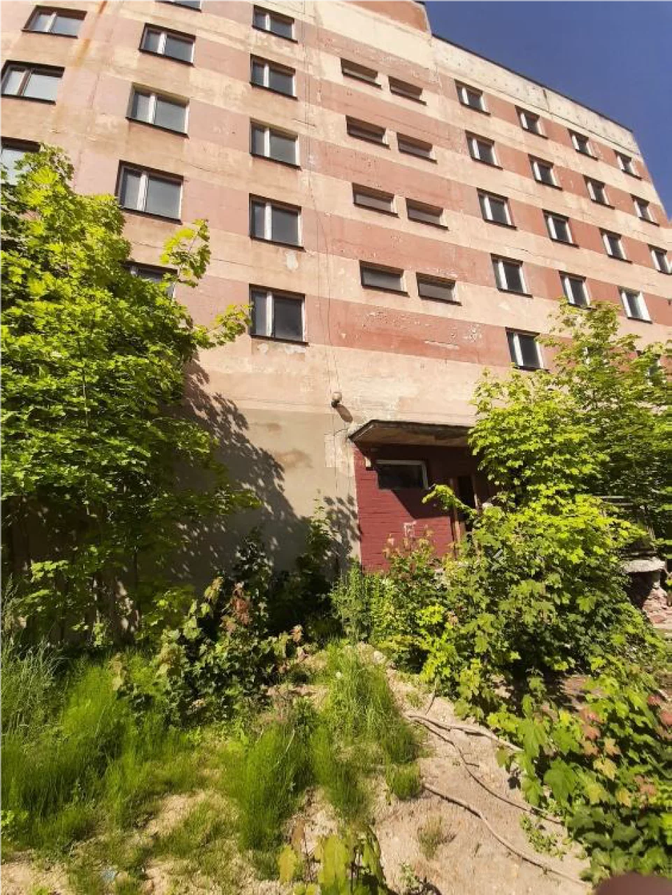 Stary, niszczejący budynek przy ul. Daszyńskiego 70, który ma zostać rozebrany / fot.: ZBM I TBS